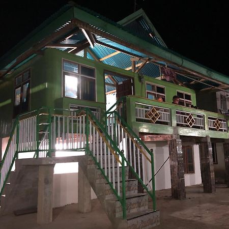 Dua Putri Komodo Homestay Exteriér fotografie